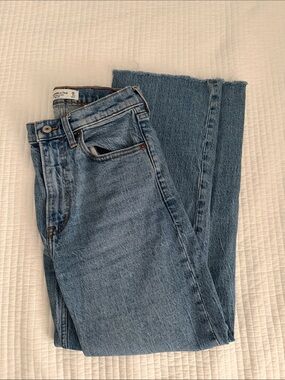 Abercrombie & Fitch High-Rise Straight Jeans in Medium Blue